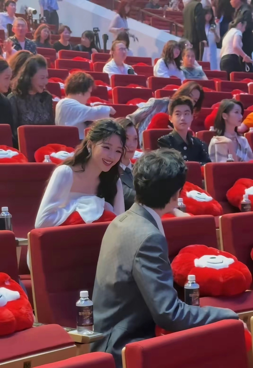 孙怡张若昀热聊不断，好好奇俩人在聊啥呢