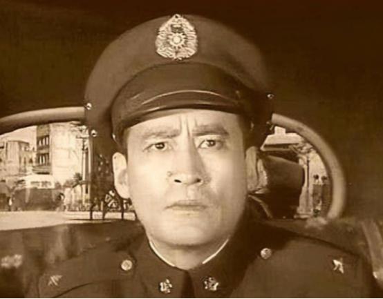 1950年，一个公安便衣在买烟时，发现烟馆的老板坐姿端正，看报纸时，双手还举到胸