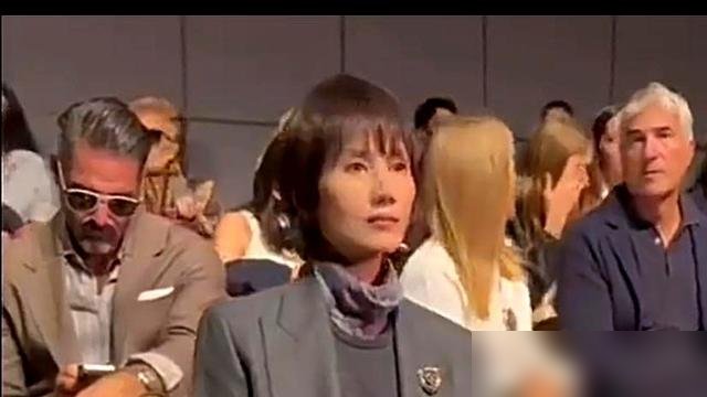 168，47公斤，外网生图直接撕开了袁泉的“体面”。米兰秀场，阿玛尼西装挂在她身上，眼窝凹进去，颧骨