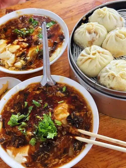 河北秦皇岛旅游，美味早餐打卡攻略！秦皇岛早餐推荐：1、老字号四条包子、老二位