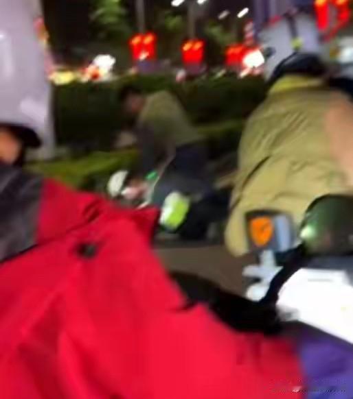 28岁男子嚣张殴打警察，从官方通报里，我看到3个重要细节，1、这个男子竟然