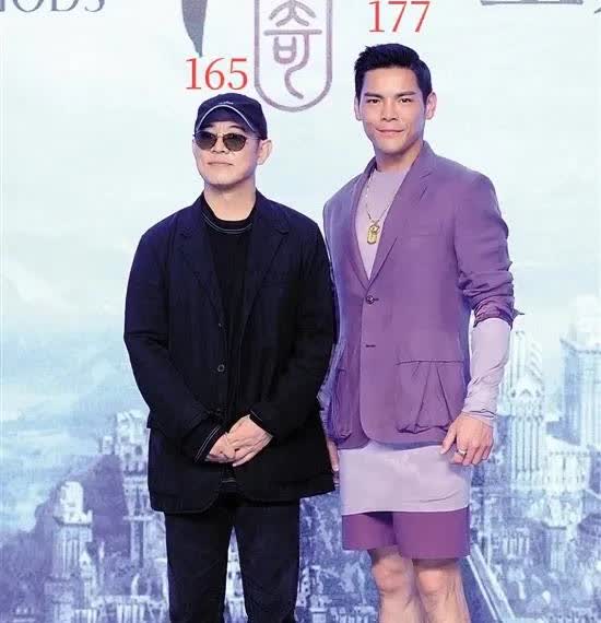 只需平底鞋的身高自信！177的向佐还是蛮尊敬师傅李连杰的。毕竟李连杰是他