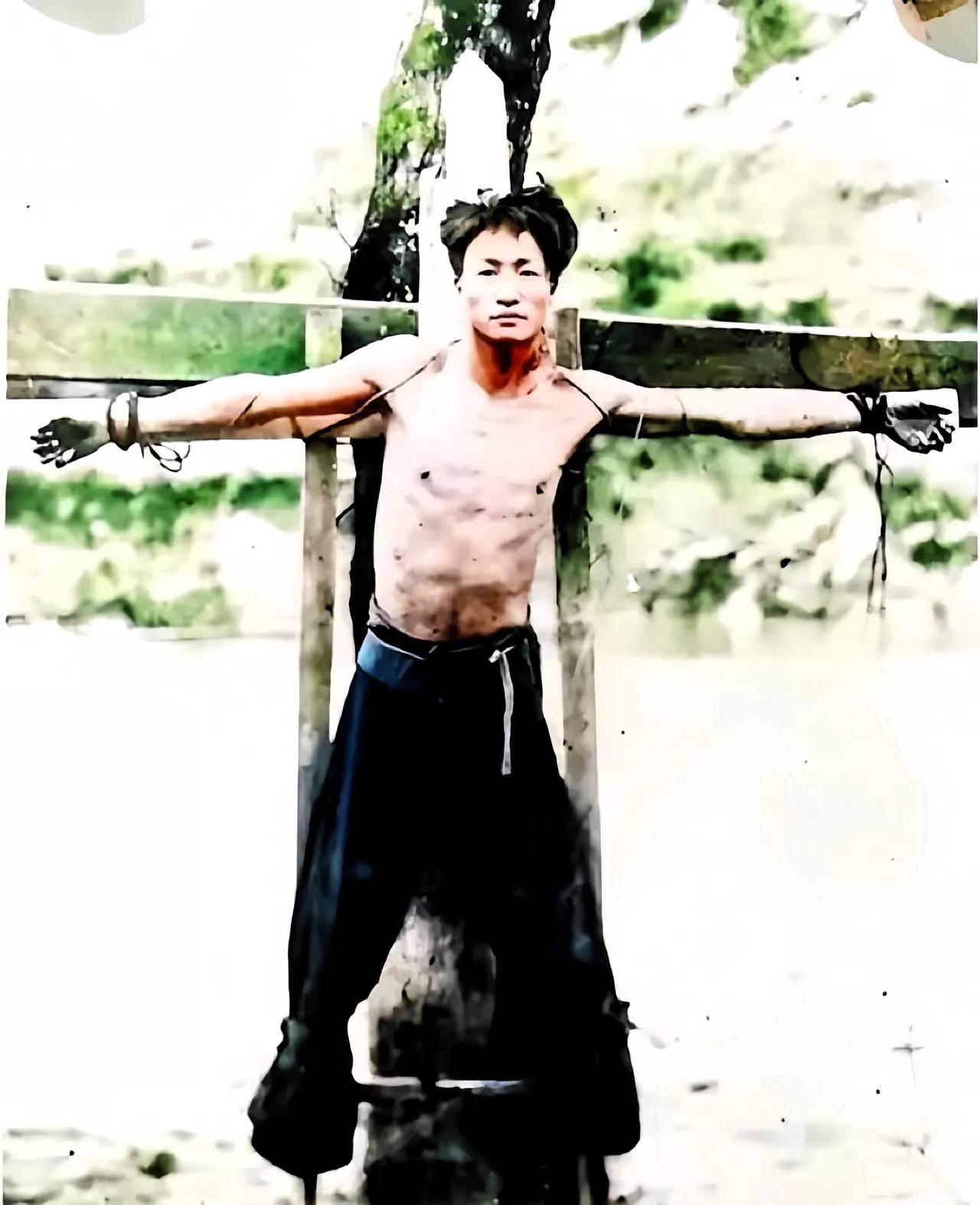 他叫凌福顺，共产党员，1936年由于叛徒的出卖被捕。敌人想让他说出地下党的情况，