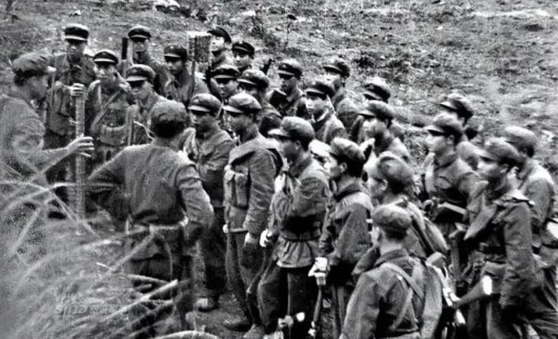 1979年，越南老百姓发现一个怪象：中国军队撤退时，为什么专炸水泥电线杆？老