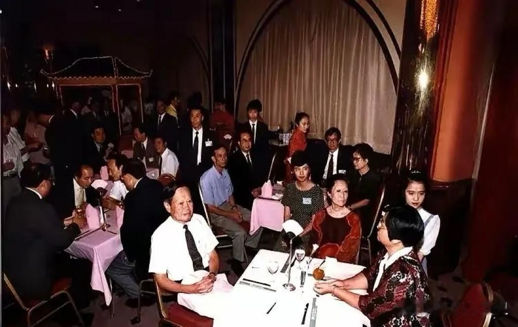1995年，杨振宁和杜致礼、翁帆同坐一桌时的珍贵合影照，当时的杨振宁和夫人一起参