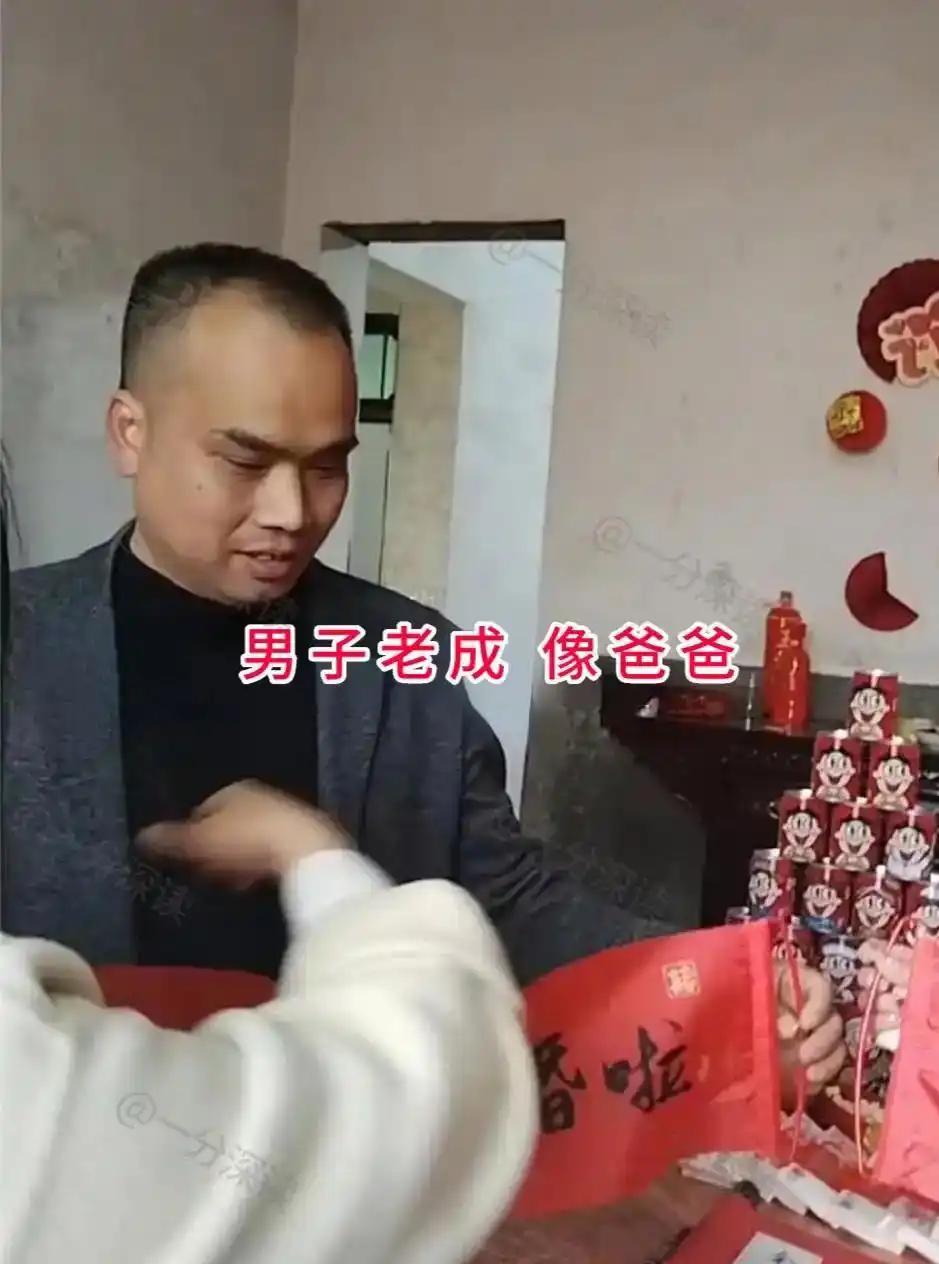江西一场普通的订婚现场，照片发到网上之后，一下子掀起了不小的讨论。画面里红