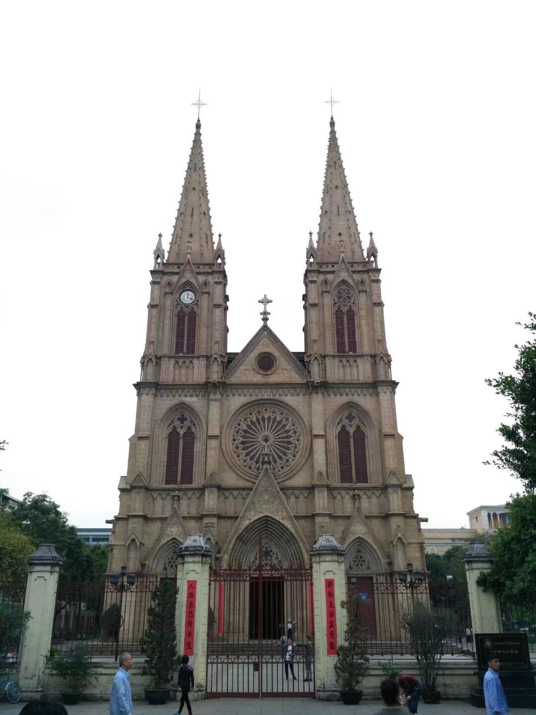 到广州旅游打卡了广州的圣心大教堂，也叫石室。说实话，站在门口那一瞬间真有点恍惚，