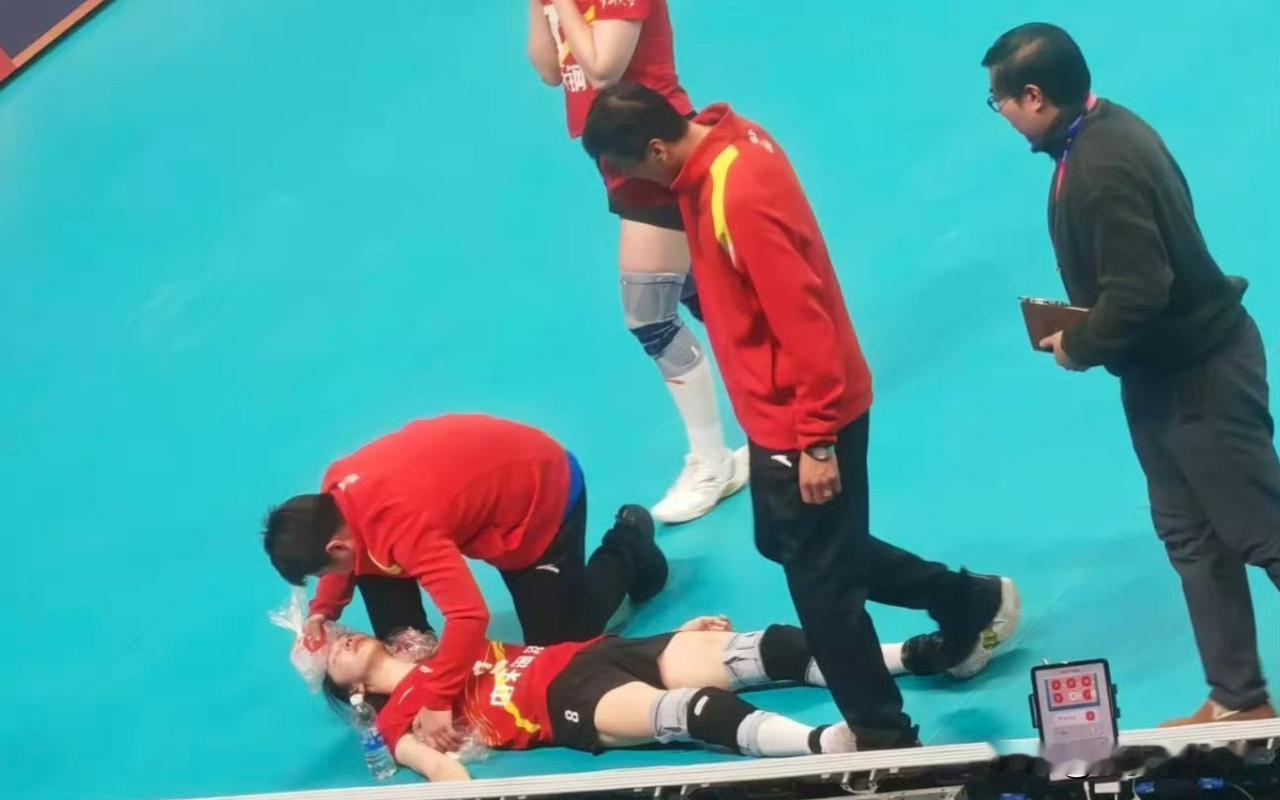 可别让吴梦洁成为第二个李盈莹了！教练真得省着点用吴梦洁了，今天这场吴梦洁又拿了最