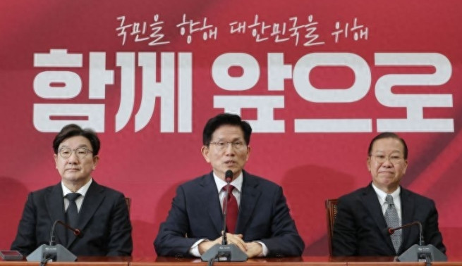 韩国执政党议员表示：为了阻止李在明，尹锡悦必须尽快退党！