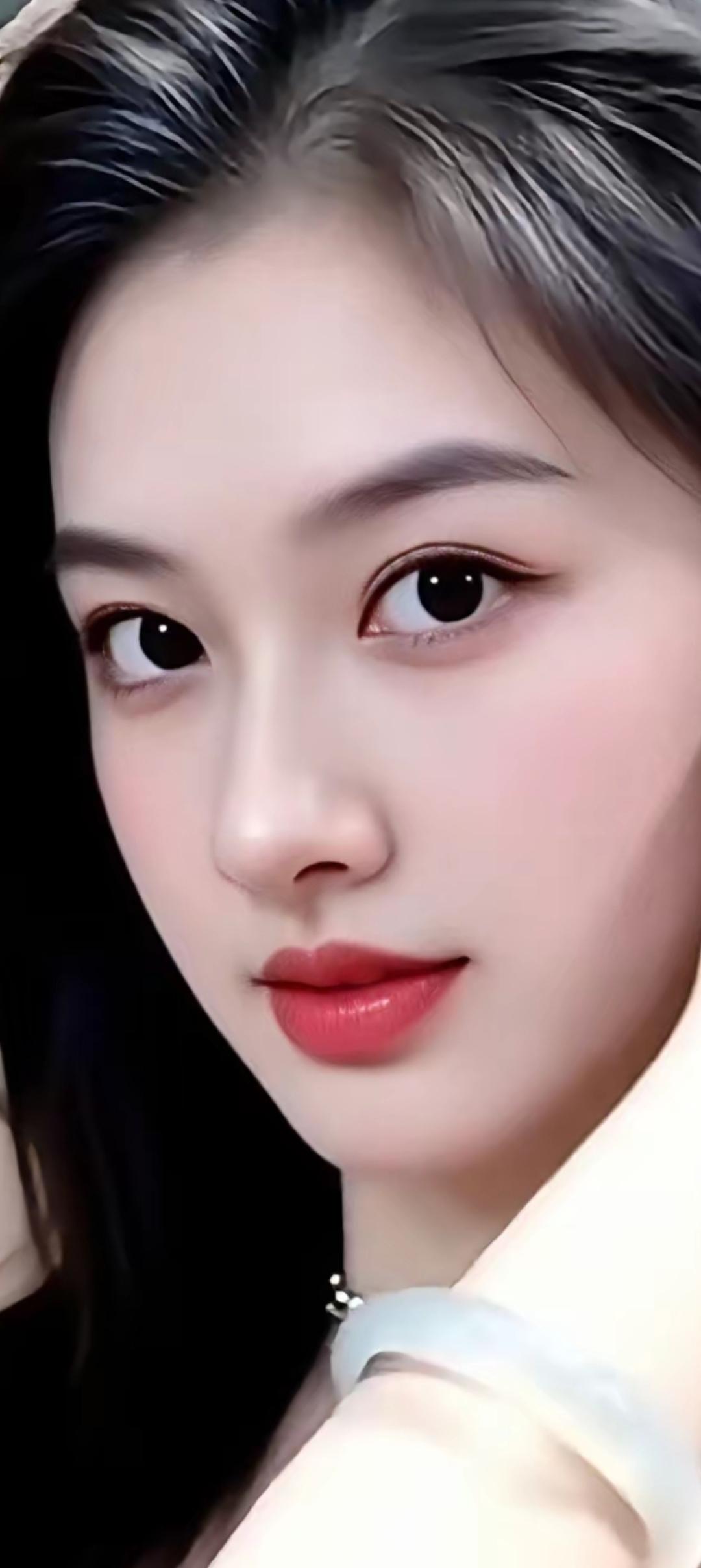 温柔甜美的少女，红唇轻启，宛如春日里的花朵绽放。