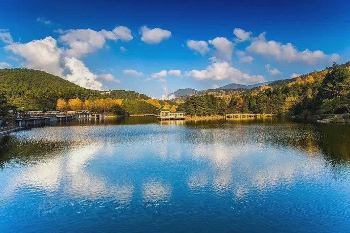 秋天的庐山，是一副绚丽多彩的巨幅油画，拥有最迷人的色彩。​​​​