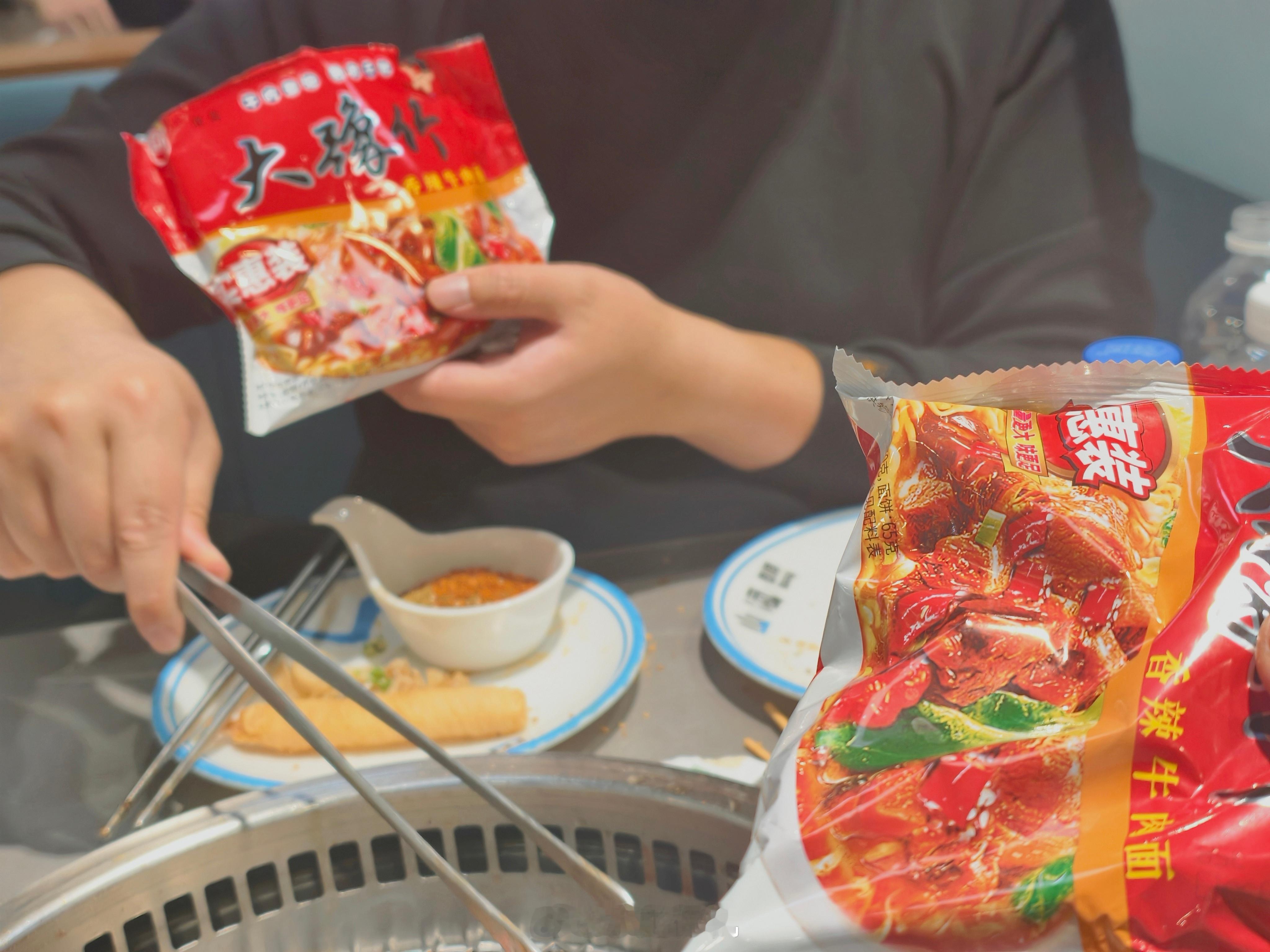 来吃自助了，怎么会有这种人[笑着哭]来自助吃方便面，我都收了他一包了这次直接开一包