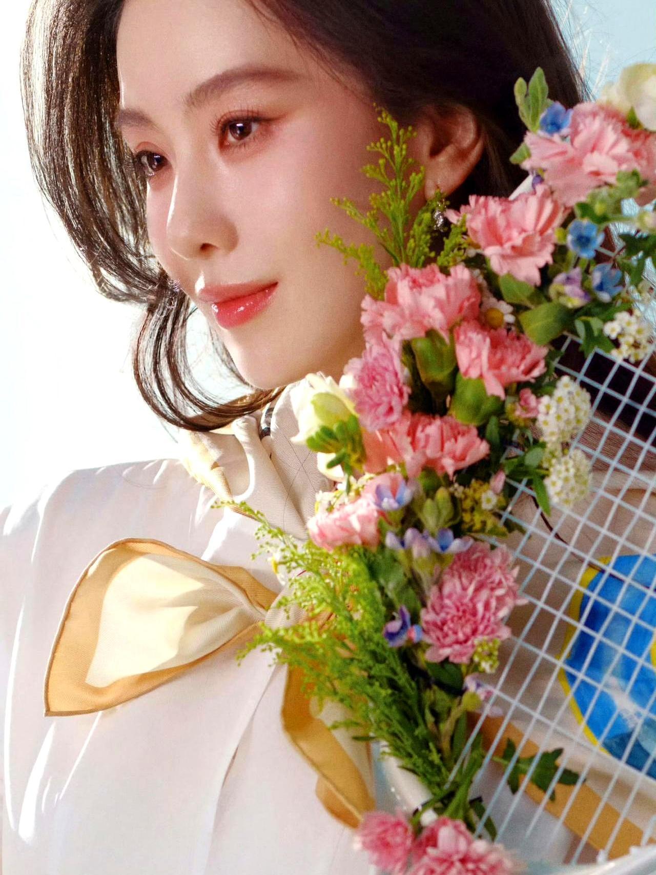 39岁刘诗诗生日，17年前的仙剑旧事突然爆了。她晒出的写真穿纯白连衣裙搭小