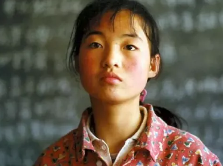 1999年，张艺谋捧红了农村女孩魏敏芝。拍完戏后，魏敏芝想当明星，张艺谋却不同意