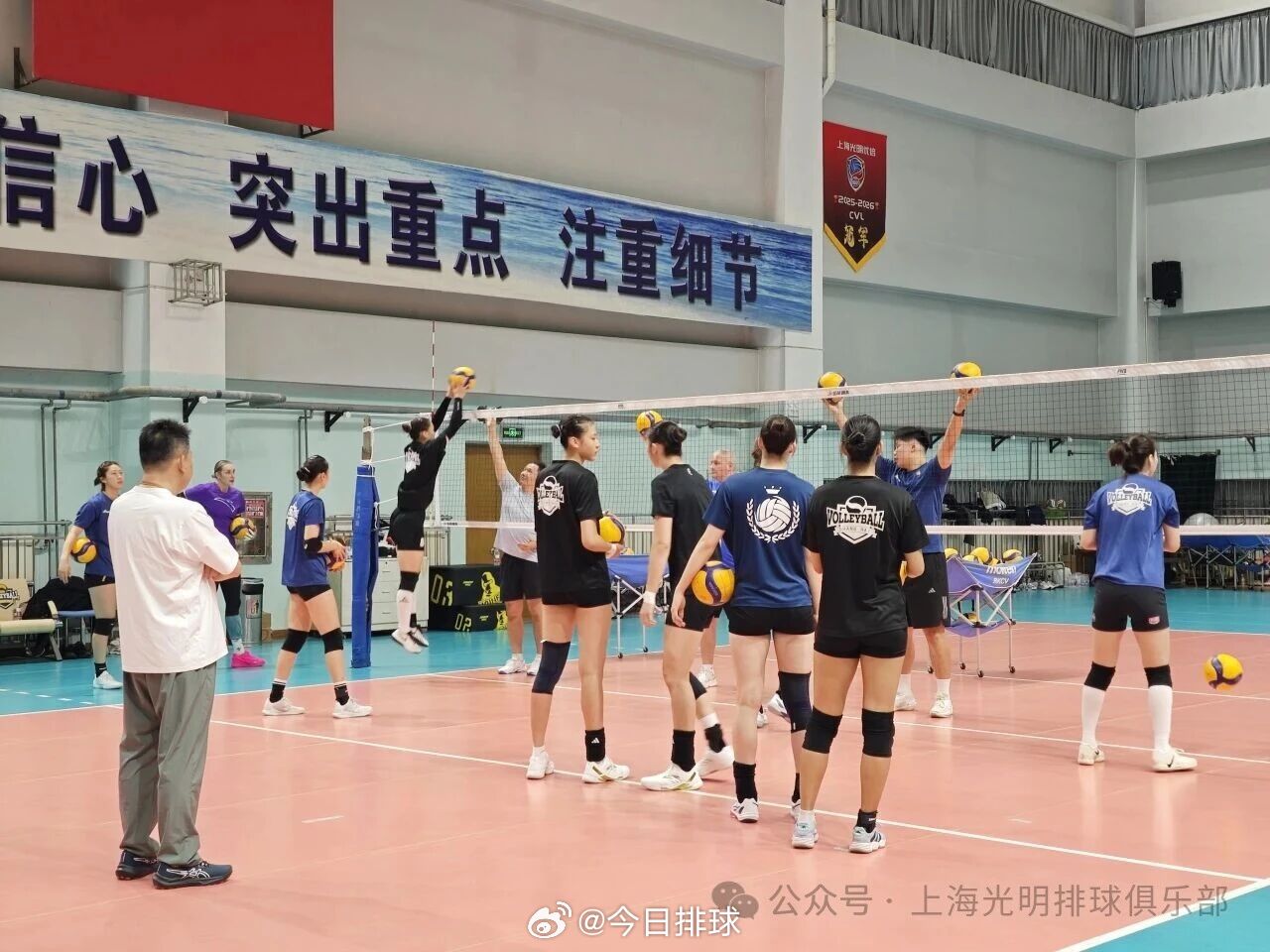 #排超联赛#上海女排备战新赛季，“俄罗斯主攻沃隆科娃已正式加入球队合练”，“与此同时，陈厚羽、王奥芊
