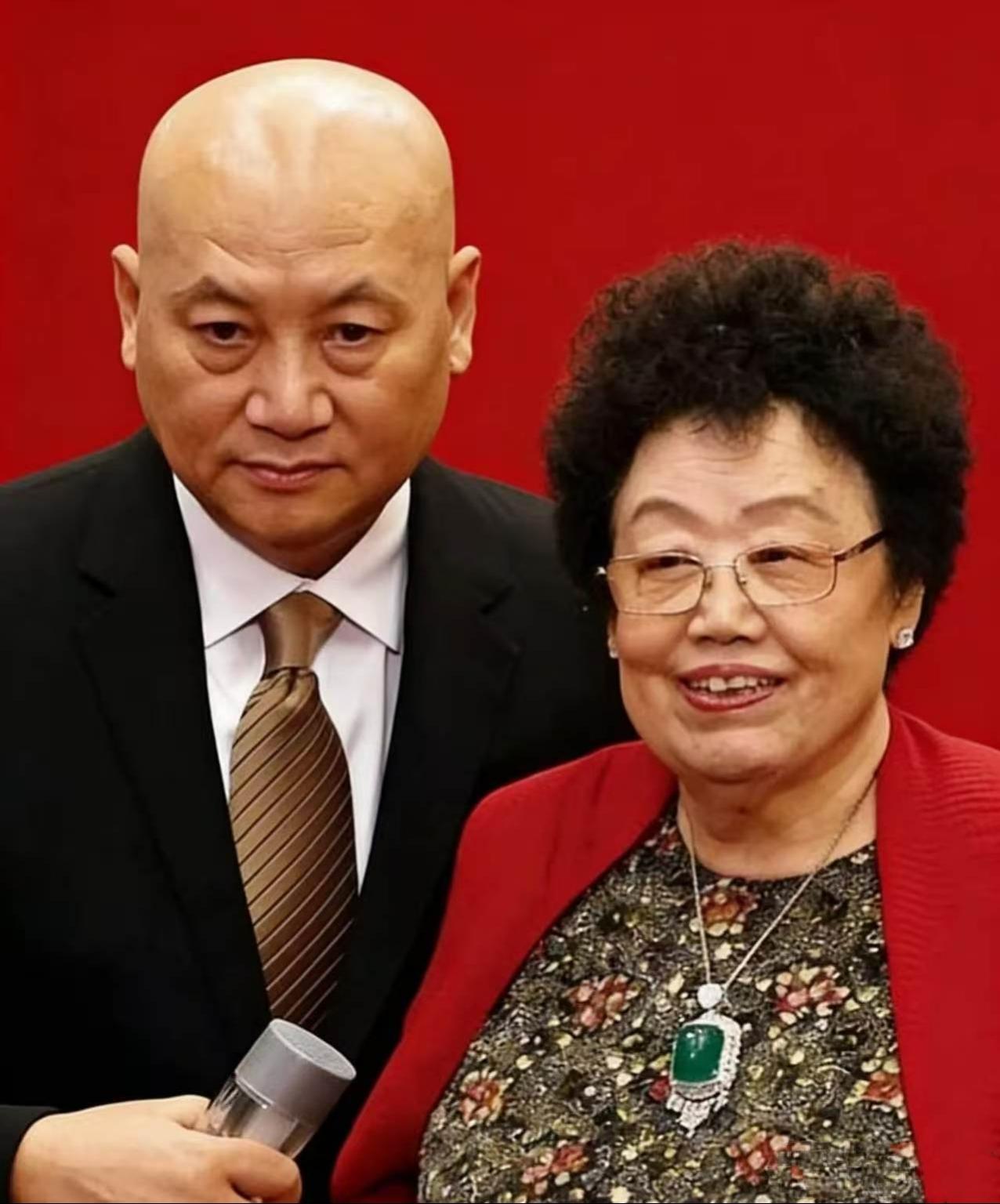 我给奶奶看了迟重瑞照片奶奶盯着手机看了好一会儿，突然冒出一句：“这个男人，心