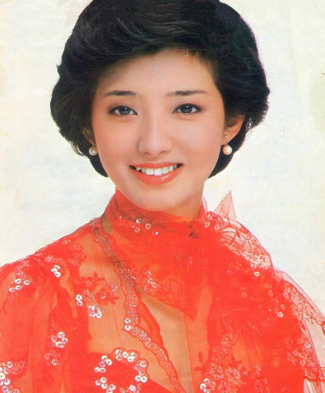 完全是两种顶级美感，不分输赢，只分风格：山口百惠美在清纯、温柔、无辜