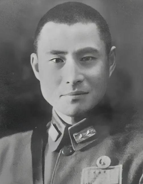 1943年，黄维见军粮发霉还掺着砂石，给何应钦的办公室寄去了一袋，何应钦大怒，派