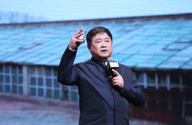 主持人问单霁翔，故宫一年门票收入8亿，文创15亿，怎么还要申请巨额补贴？”单霁翔