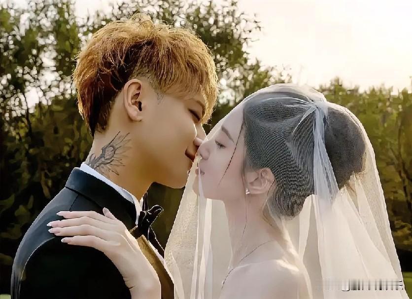 韬洋恋曲，爱启新章当黄子韬与徐艺洋携手晒出婚纱照，宛如一幅绝美的梦幻画卷在眼