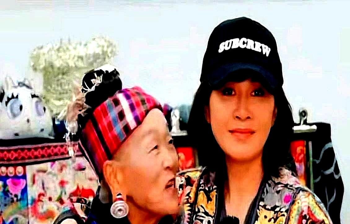 老奶奶拉着刘嘉玲，激动地喊她刘晓庆。这事儿换个人，估计当场就纠正了，阿姨你认