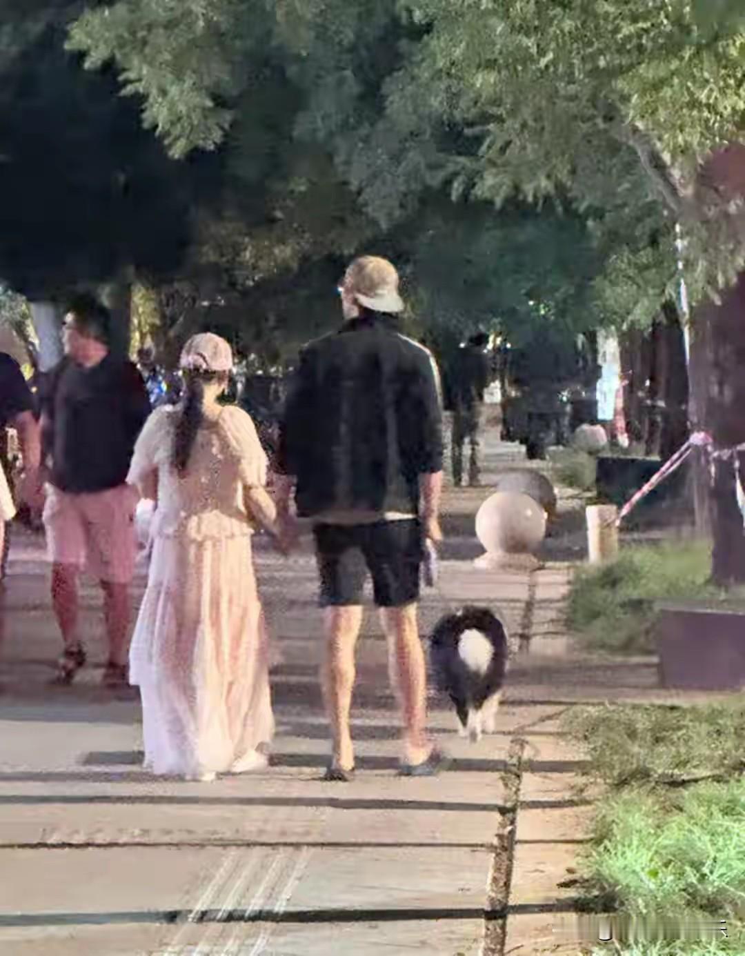 金莎婚后发福变H型身材，男友身高一米八多，牵着金莎就像牵着小孩一样。有人猜测