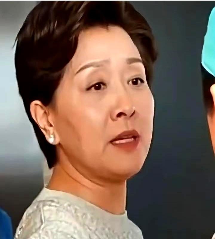 杨澜近照惊呆众人，年近六十宛如开挂。她的老公吴征在那儿滔滔不绝地讲，杨澜就在旁