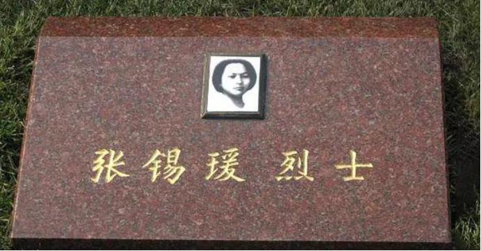1990年，在上海烈士陵园，86岁的邓小平来到发妻墓前，望着墓碑上的遗像，他转头