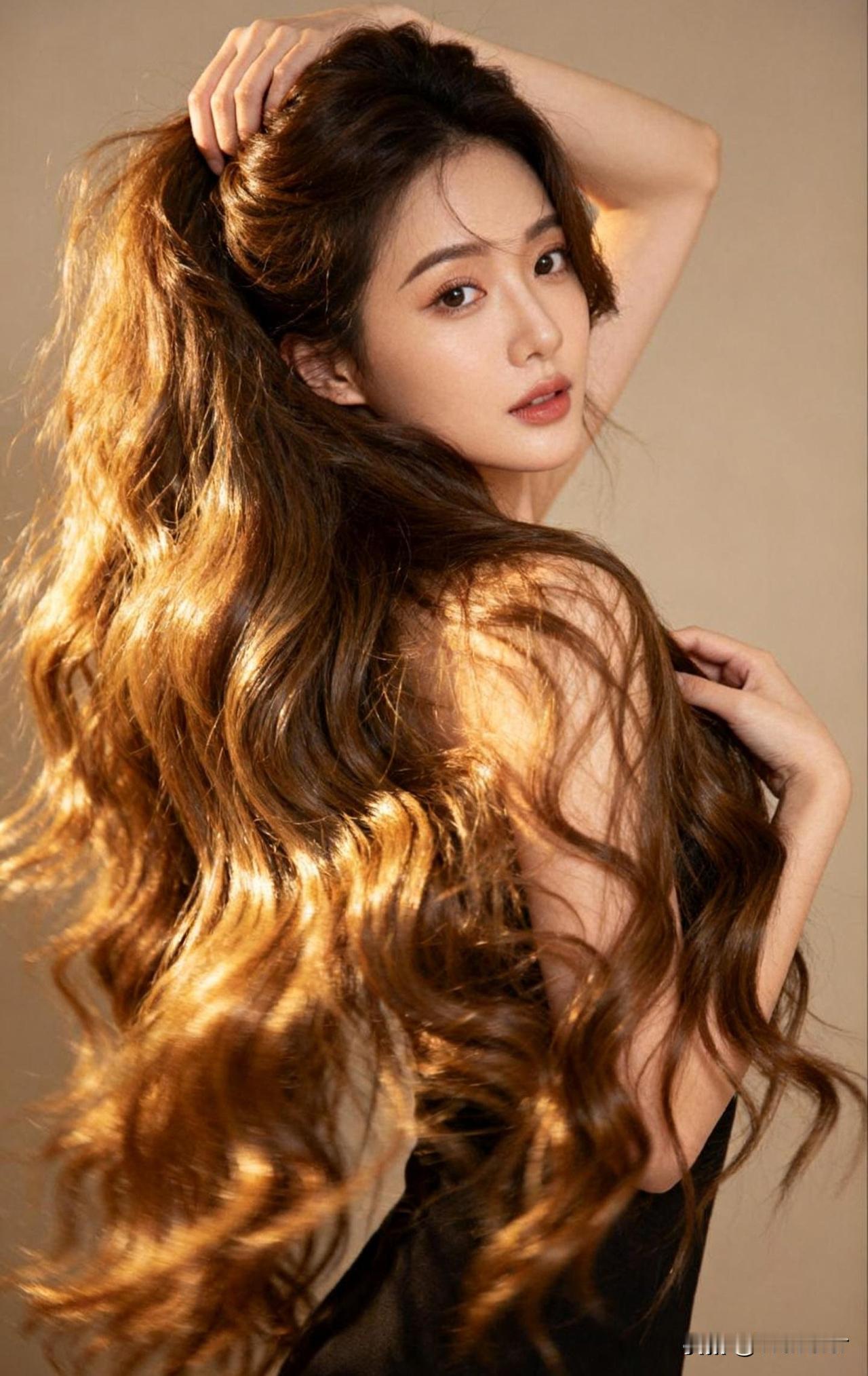 柔美卷发，自然光下尽显温柔与优雅