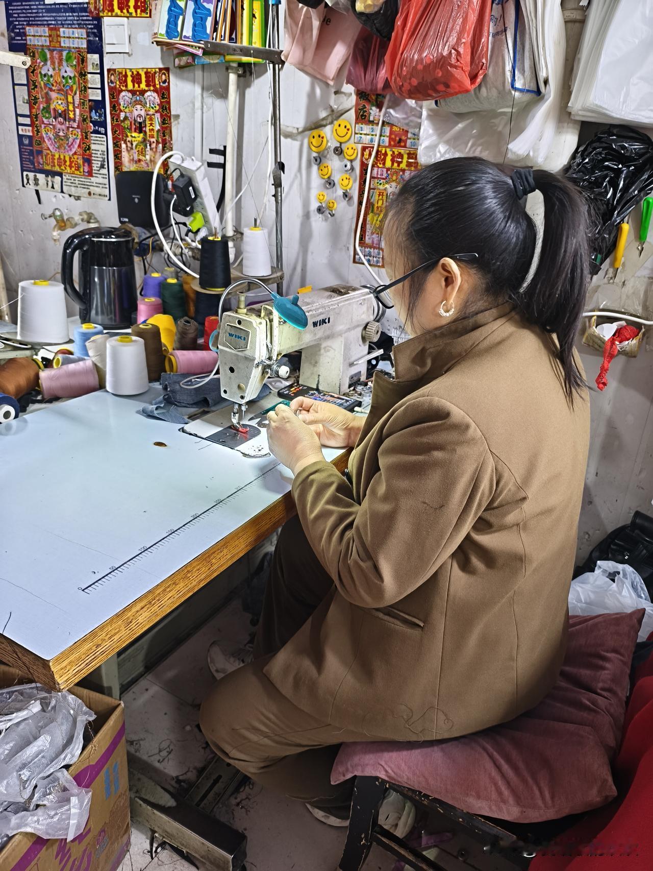 今天下班后，我去西山104团的菜市场里裁裤边。发现“利菊缝纫店”（下图）裁一