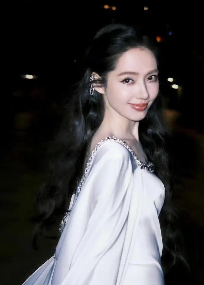 我发现向华强和向太这对夫妻真的是太聪明了，太懂人心了。网传他们名下的资产超过