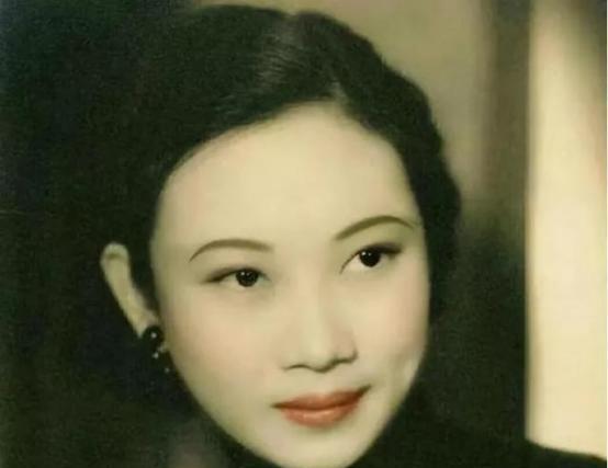1938年，41岁戴笠借口加班，把秘书余淑衡，带到了卧房。戴笠递给她一杯咖啡：“