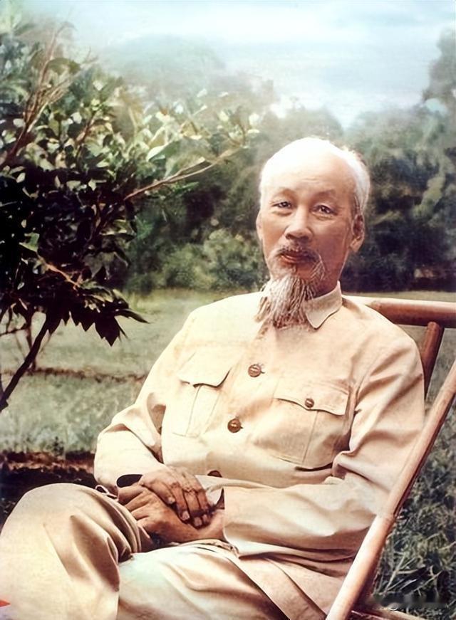 60年前胡志明来京拜访毛主席，提出让“叶老”去越南玩一趟，毛主席当场追问：谁是“