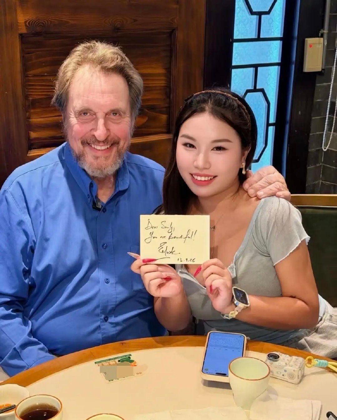 马斯克80岁老父亲现身广东游玩，他在三位美女翻译的陪同下，去吃了广东特色早餐，喝了奶茶，还体验了街头