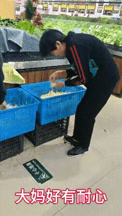 不累吗？买个豆芽精挑细选的，炒出来还不都是一个味道。大妈在菜市场挑绿豆芽，那叫