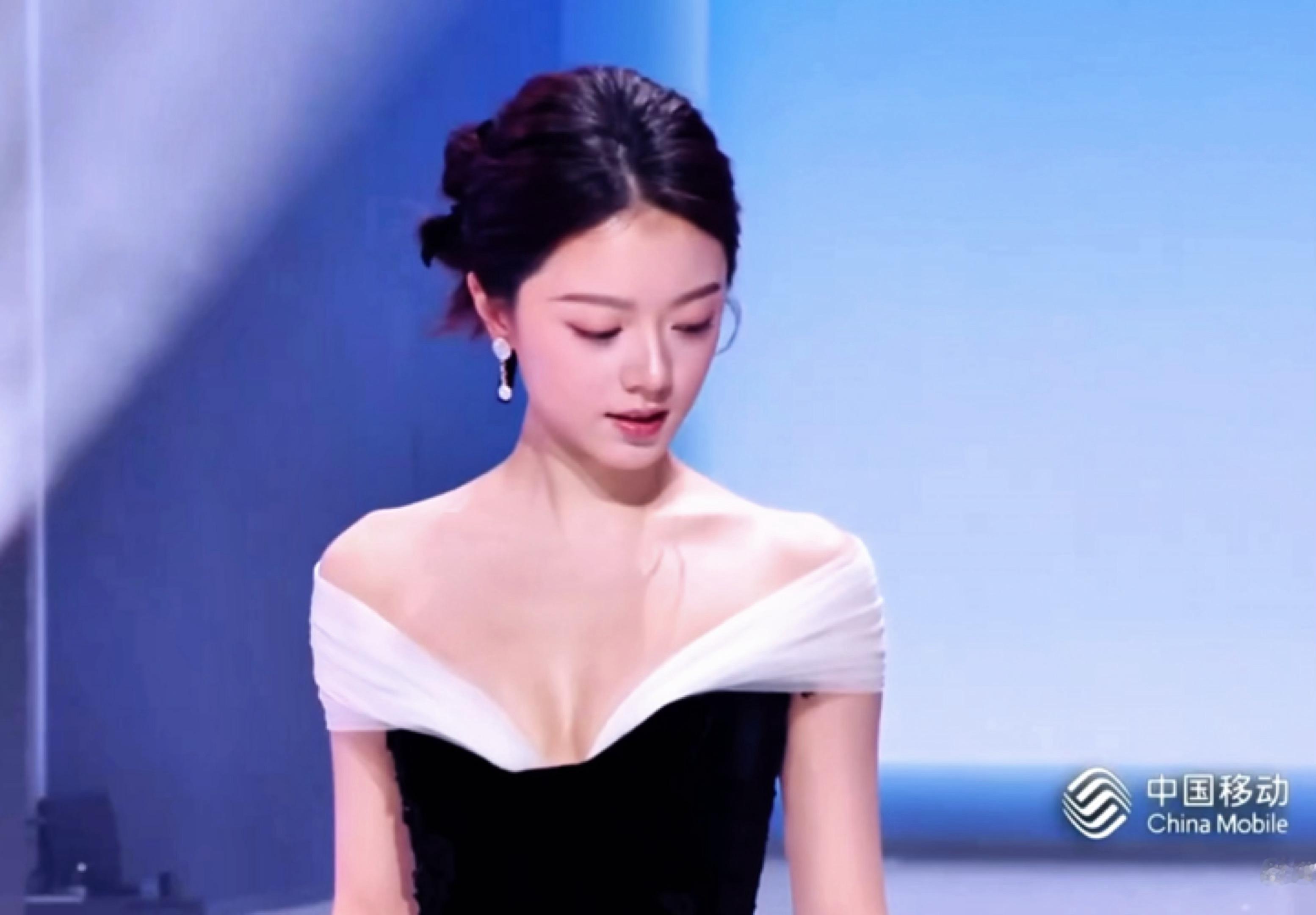 小麦这个肩颈线条赵今麦肩颈线条尖叫之夜红毯