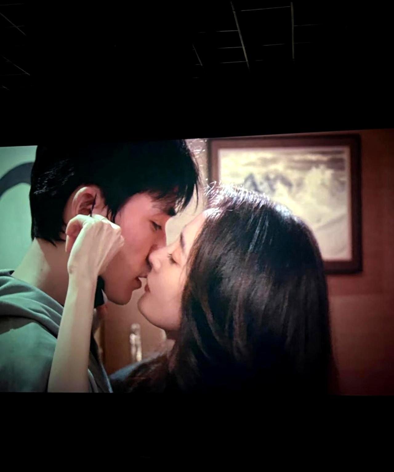 杨幂把朱一龙死死按在墙上，嘴唇贴近，下一秒却要他的命。你以为是磕糖？错了。