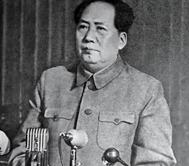 毛主席在一次游泳过后不慎患上重感冒，经介绍求助一位老中医，但那位中医却说，必须要