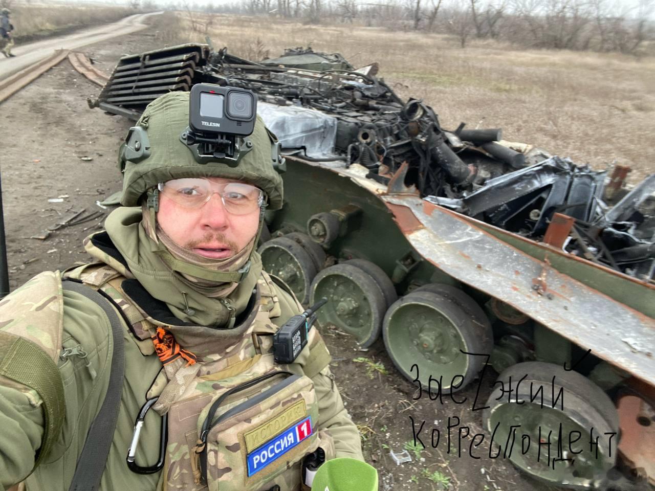 被俄罗斯军队打爆的德国豹式坦克，炮塔飞老远。