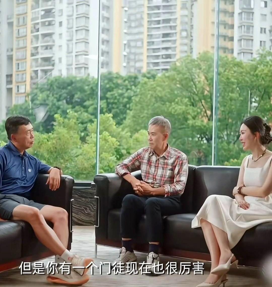 王石的高定西装，其实是一种紧张。他需要那身剪裁，绷紧商业教父的印章。他的行程