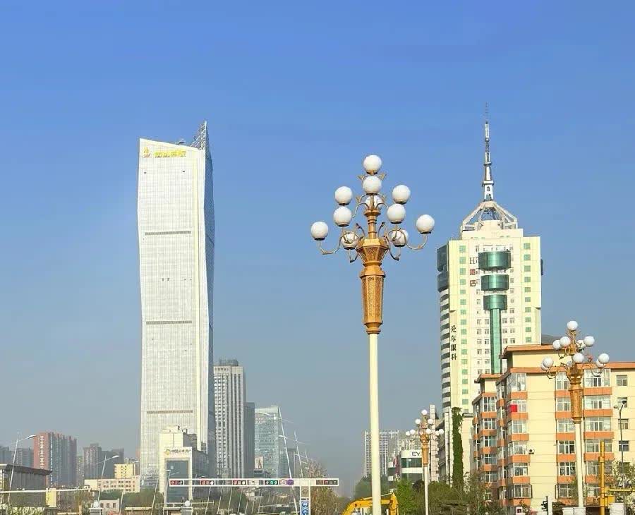 太原迎泽大街迎泽桥西咋又开始修了，这地铁刚开通，路面刚刚修好，怎么又开始搭设围挡