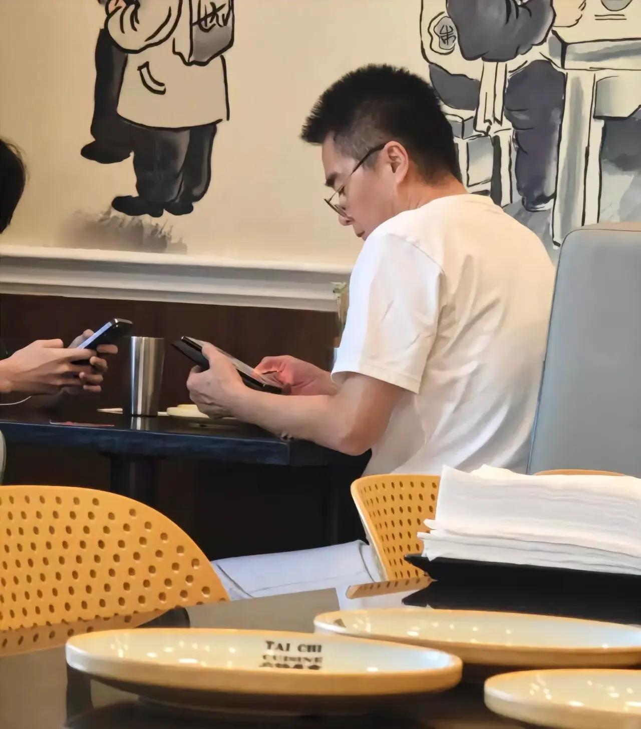 许亚军没去何晴葬礼被骂渣男？真没必要！人家俩二十多年前就离婚了，孩子两岁的