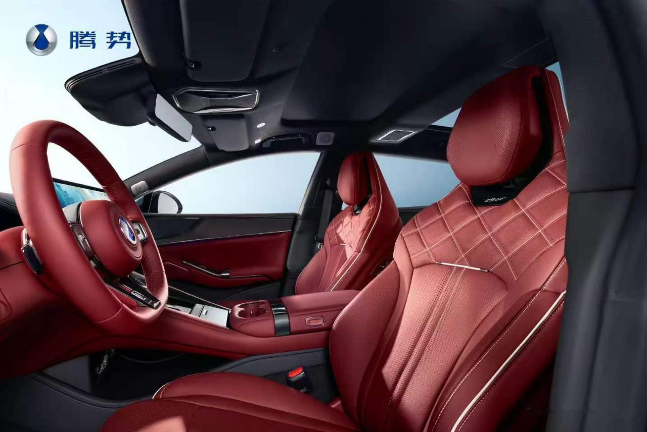 新腾势z9gt的内饰有运动豪华的感觉了，运动中透露着质感豪华，而不是之前的老登感