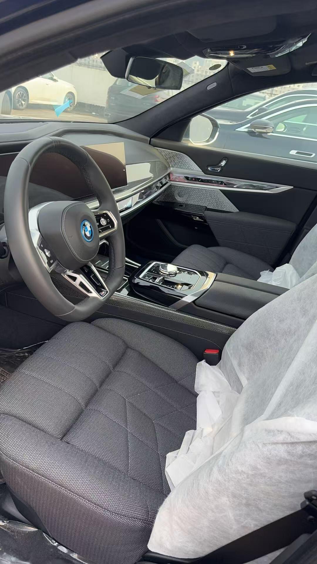 宝马23款i7xDrive60L丹泉石蓝/黑灰色指导价145.9万优