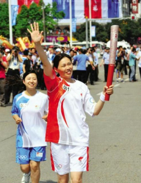 退役后,郑美珠与当年女排队医孙卫中结婚,没有接受体制的照顾安置