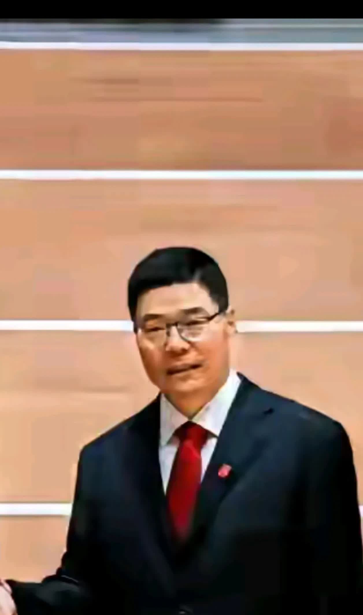 三劝中国篮协一劝篮协别糊涂。球迷骂你们是仍然对你们有期待。别象