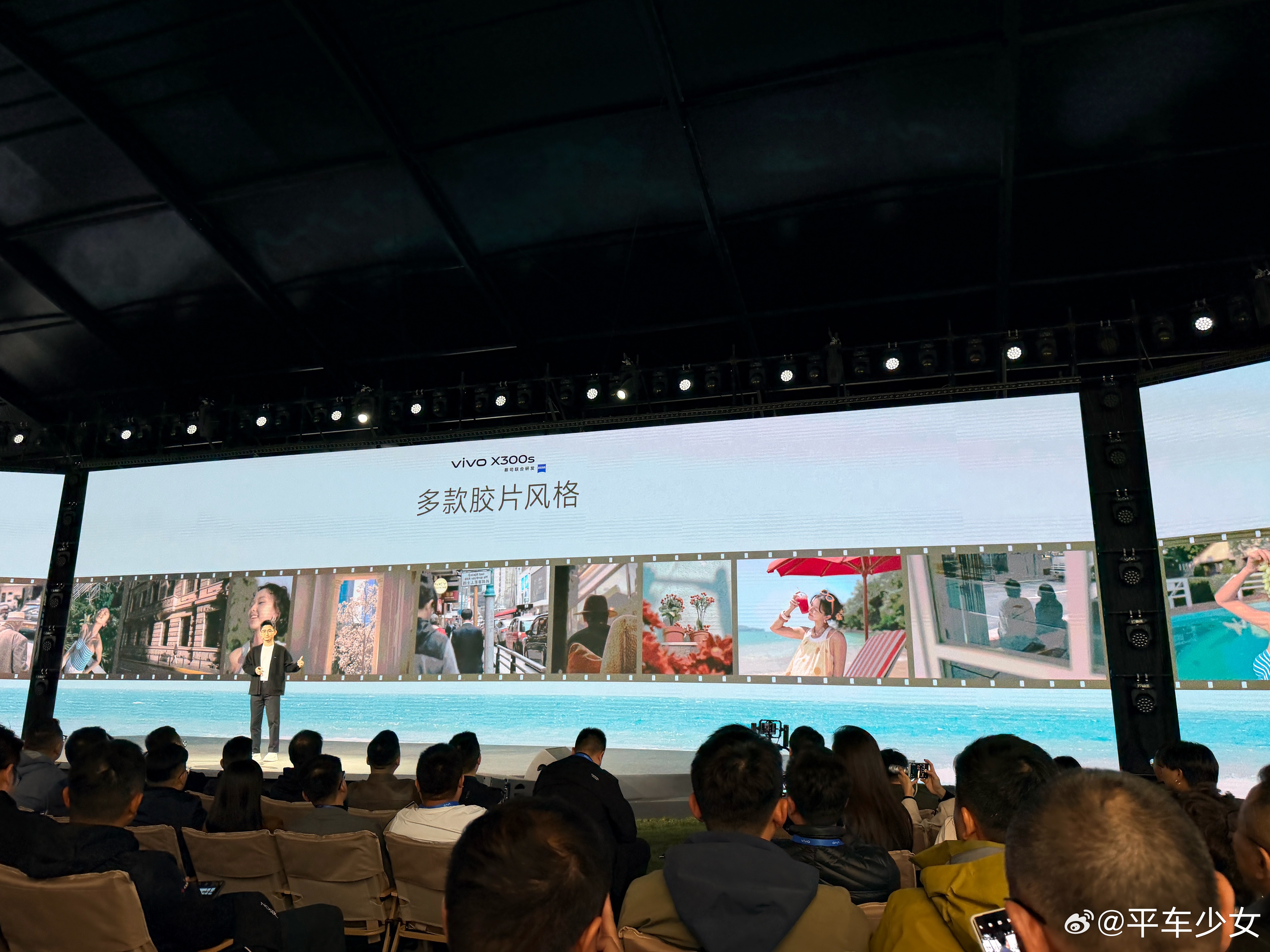 vivoX300s胶片绿、梦核紫这俩颜色巨好看，背板摸起来滑溜溜的，手感超舒服