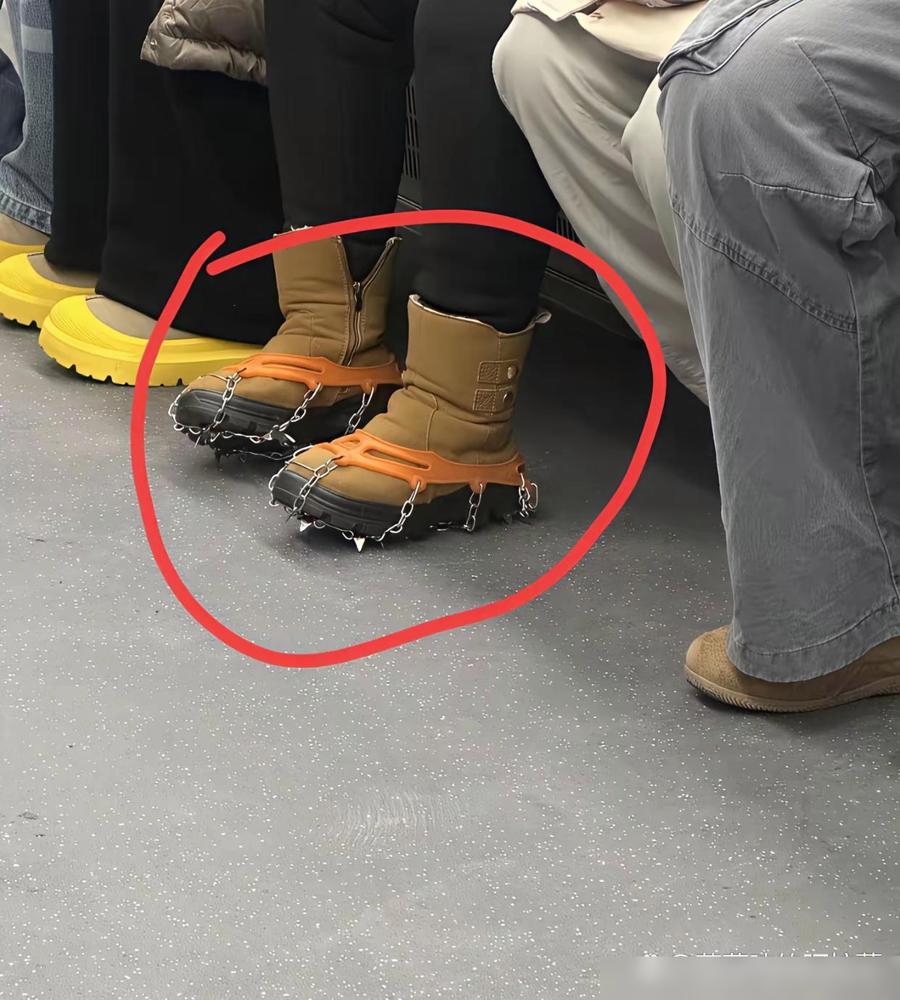 这是什么操作，不懂就问今天乘地铁，看到一男子，穿的厚厚的衣服，厚厚的裤子，脚上