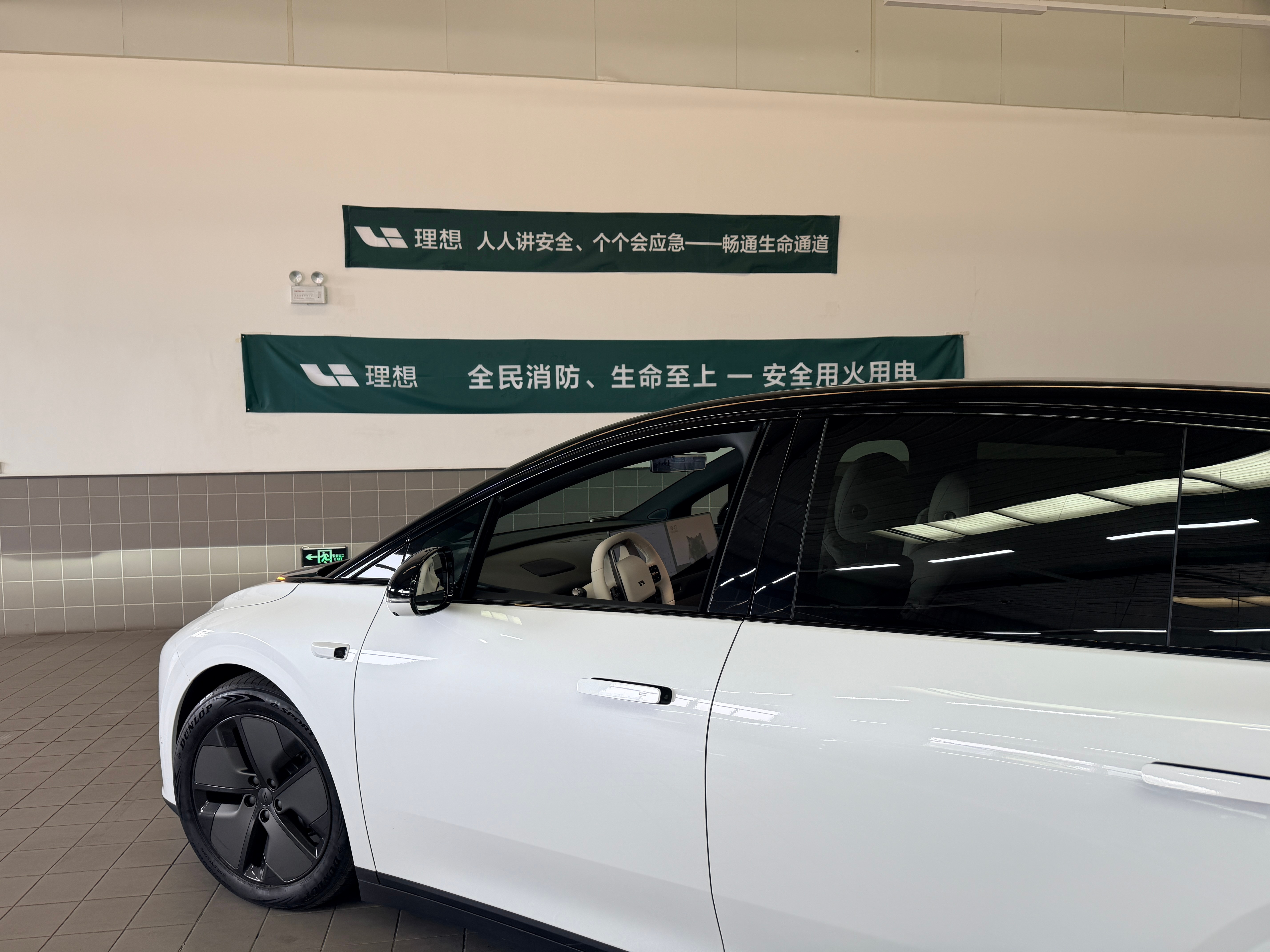昨天开问界M6撂路上了今天开理想i6扎胎了