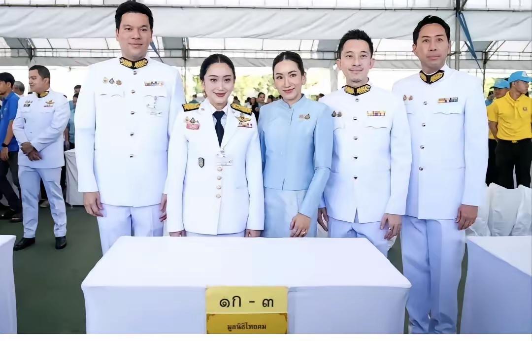 🌛8月12日，泰国被停止总理兼文化部长佩通坦，再次携丈夫皮塔卡及姐姐姐夫参